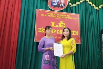 CHI BỘ TRƯỜNG MN NGHĨA HÒA TỔ CHỨC LỄ KẾT NẠP ĐẢNG VIÊN